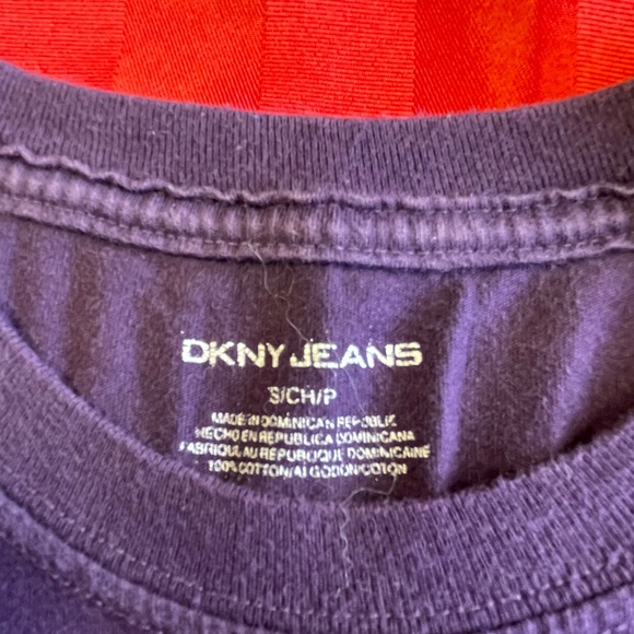 Men’s DKNY T-shirt - Picture 3 of 8